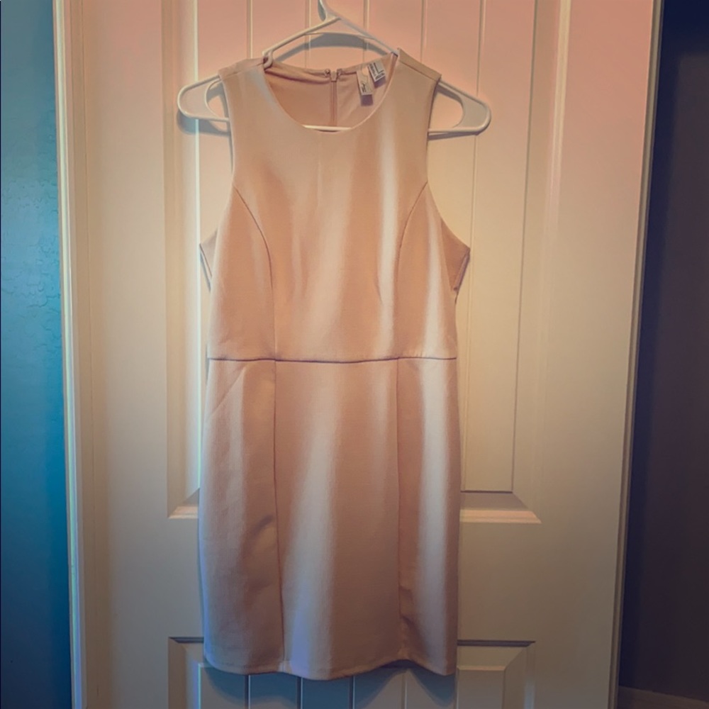 Women’s cream form fitting dress